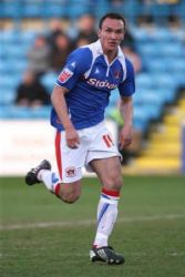 Tom Aldred moves on loan to Stockport County